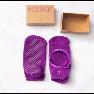 NIB Yogi Surprise Grippy Socks
